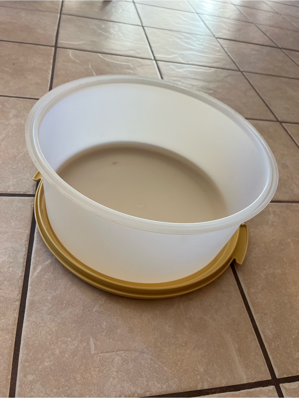 Tupperware cake carrier - Picture 4 of 6